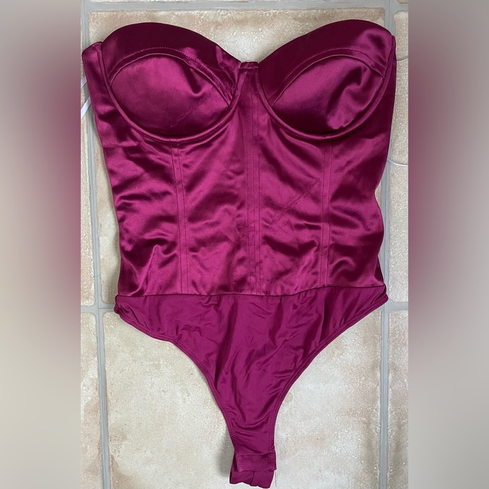 NWT Lulu’s strapless shiny satin maroon bustier, thong with snap closure; XS
